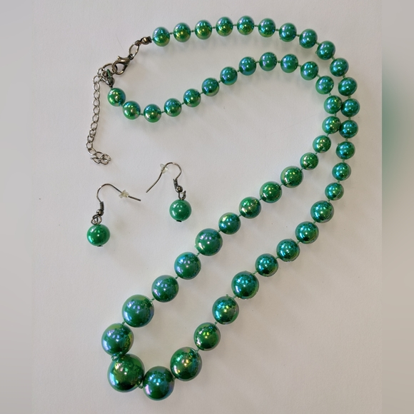 VTG IRIDESCENT GREEN PLASTIC GRADUATED BEAD NECKLACE & EARRINGS - Picture 3 of 7